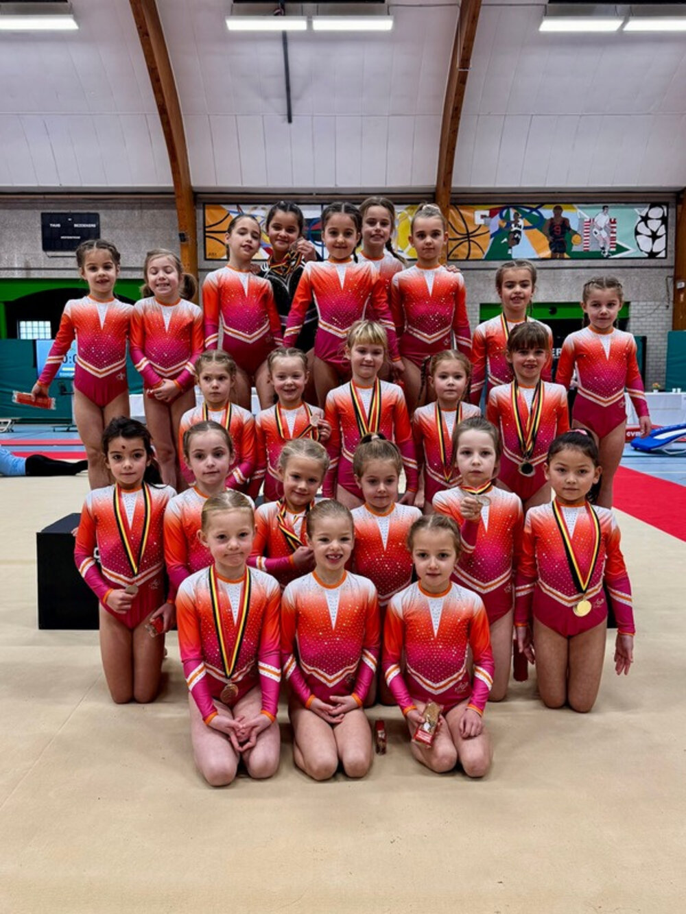 Gymnasten van Gymplus samen na een wedstrijd