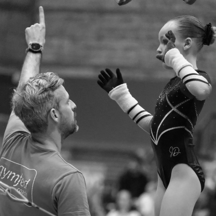 Coach en JOC-gymnaste tijdens de begeleiding